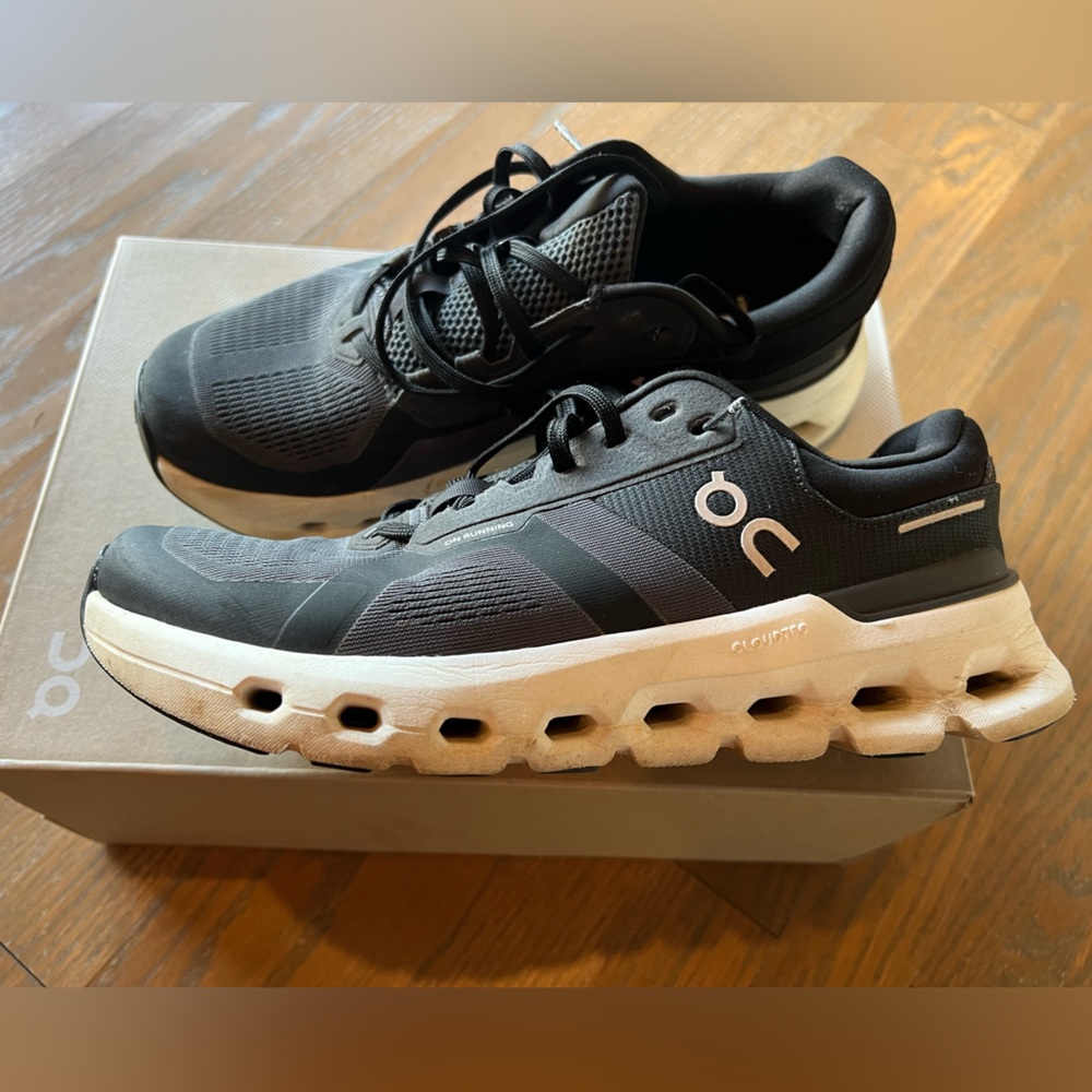 ON Cloudrunner 2 Wide Size 9